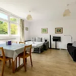 Sun-Lit Studio, 7 Mins To Tube &Train, Putney